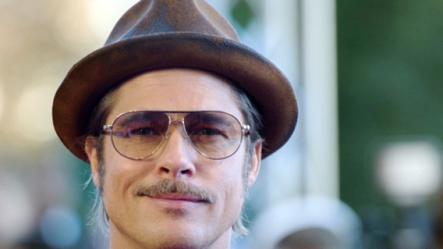 La star Brad Pitt che sfoggia i baffi