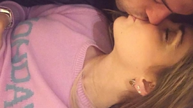 Lunedì al bacio per Chiara Feragni: bacia Fedez mentre indossa il maglioncino della collezione Rainbow week di Alberta Ferretti. Foto: Instagram