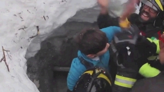 Uno dei bambini salvati dai soccorritori dalle macerie dell'hotel Rigopiano