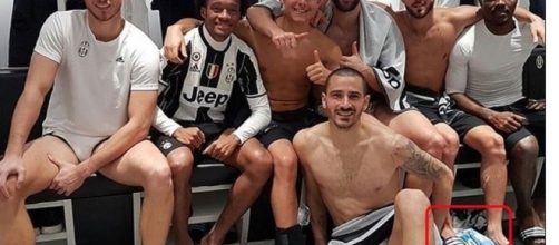 Pjanic posta foto in cui calpesta maglia della Lazio: scoppia la bufera.