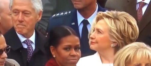 Dire che Hillary stia fulminando suo marito Bill Clinton con lo sguardo è poco! Perché lo fa? Foto: youtube