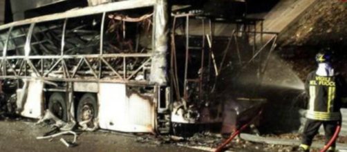 Incidente stradale: un pullman con a bordo 50 ragazzi prende fuoco
