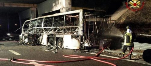 Strage bus in fiamme a Verona, 16 ragazzi morti