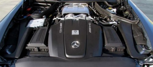 Topi danneggiano il motore di una Mercedes: donna irlandese affranta