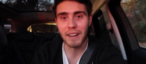 Alfie Deyes no vídeo em que mostra o seu novo carro Alfie Deyes no vídeo em que mostra o seu novo carro
