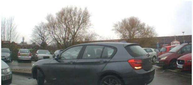 BMW com dificuldades para estacionar nesse lugar. BMW com dificuldades para estacionar nesse lugar.