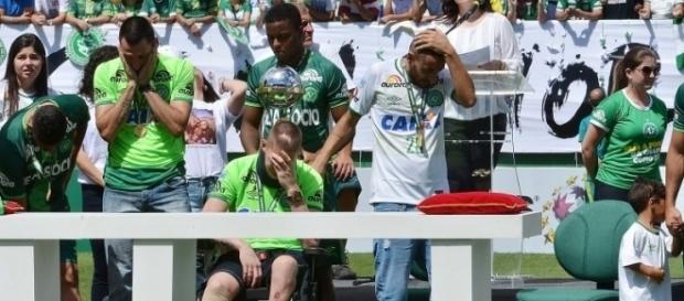 Os jogadores sobreviventes do trágico acidente com a aeronave da Chape, receberam a taça de campeão da Copa Sul-Americana Os jogadores sobreviventes do trágico acidente com a aeronave da Chape, receberam a taça de campeão da Copa Sul-Americana