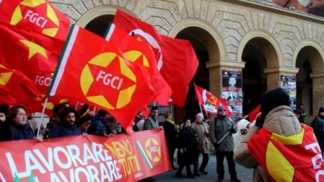 Un gruppo di comunisti venuti da tutta Italia davanti al teatro Goldoni a Livorno