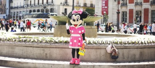 Borseggiatori travestiti da Minnie Mouse arrestati in Spagna