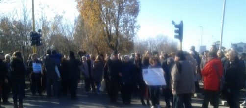 I cittadini bloccano via dei Romagnoli durante la manifestazione