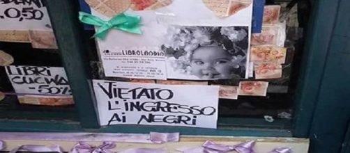 Il cartello razzista apparso a Verona in una libreria