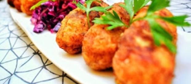 Croquetas de patatas con ensalada de lombarda Croquetas de patatas con ensalada de lombarda