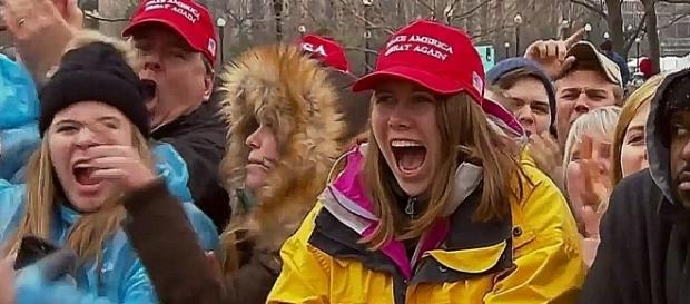Anhänger Trumps bei seiner Antrittsrede. Bildfenster: Первая речь Дональда Трампа как действующего 45го президента США. Инаугурационная речь (YT) Anhänger Trumps bei seiner Antrittsrede. Bildfenster: Первая речь Дональда Трампа как действующего 45го президента США. Инаугурационная речь (YT)