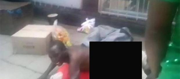 Homem é flagrado "transando" com manequim Homem é flagrado "transando" com manequim