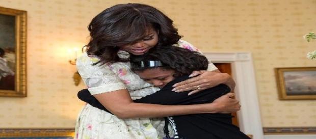 Michelle Obama abraçada a uma das suas filhas Michelle Obama abraçada a uma das suas filhas