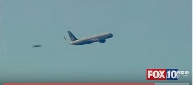 Objetos enigmáticos são flagrados ao redor de avião presidencial (FOX NEWS) Objetos enigmáticos são flagrados ao redor de avião presidencial (FOX NEWS)