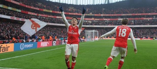 Sánchez converte penalidade e leva Emirates à loucura Sánchez converte penalidade e leva Emirates à loucura