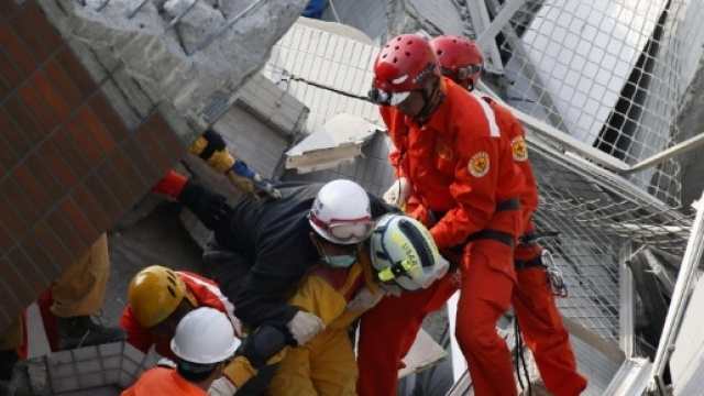 Soccorsi durante il terremoto in Taiwan