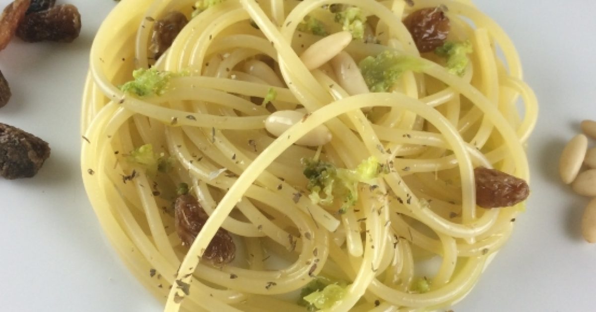 Spaghetti broccoli, pinoli e uva passa