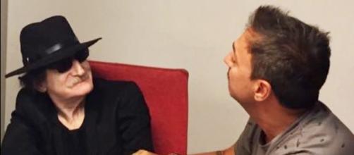 Charly García junto a Damian Amato en la firma de su nuevo contrato con Sony Music. Foto x Jose Palazzo vía Twitter