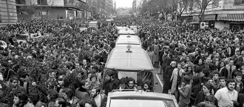 Los coches fúnebres con los ataúdes de las víctimas de la matanza de Atocha recorrieron las llenísimas calles de Madrid en enero de 1977.