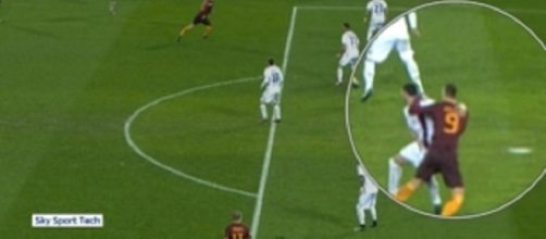 Roma-Cagliari, Dzeko 'abbraccia' Murru in occasione del gol: tutto regolare?