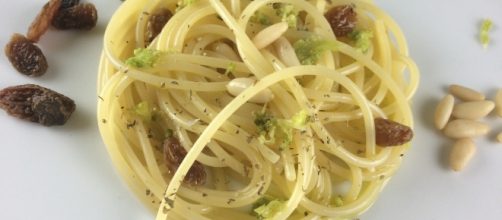 SPAGHETTI BROCCOLI, PINOLI E UVA PASSA