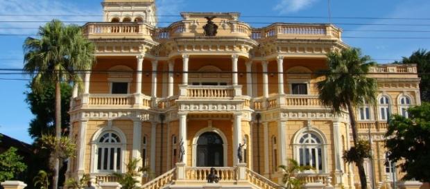 Casarão antigo, construído no período áureo da cidade, no centro Manaus. Janeiro 2017 - blogspot.com Casarão antigo, construído no período áureo da cidade, no centro Manaus. Janeiro 2017 - blogspot.com