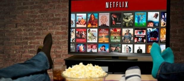 Familia assistindo à séries na Netflix Familia assistindo à séries na Netflix