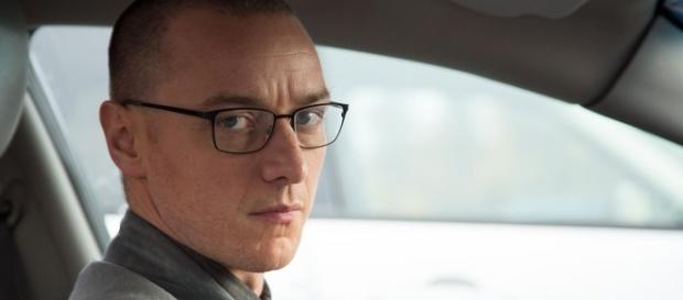 James McAvoy é o "Fragmentado" Kevin, um homem a braços com 23 personalidades distintas. James McAvoy é o "Fragmentado" Kevin, um homem a braços com 23 personalidades distintas.
