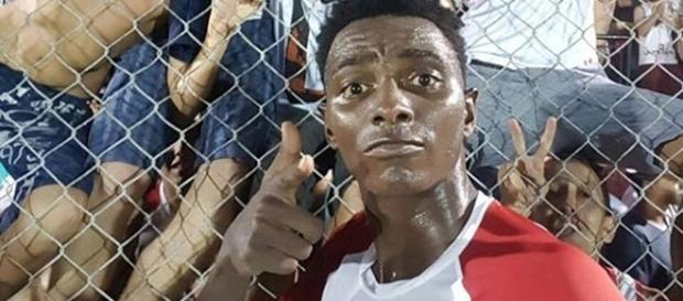 Jogador é acusado de apresentar documentos de outro atleta mais novo Jogador é acusado de apresentar documentos de outro atleta mais novo
