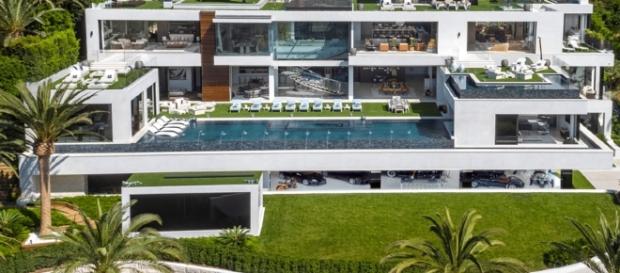 Sinônimo de luxo e poder a casa tem mais de 20 banheiros Sinônimo de luxo e poder a casa tem mais de 20 banheiros