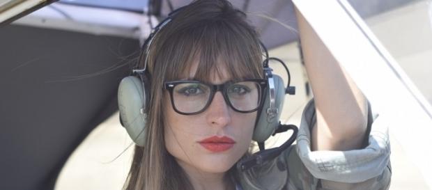 Uma mulher jovem pode ser facilmente mais madura Uma mulher jovem pode ser facilmente mais madura