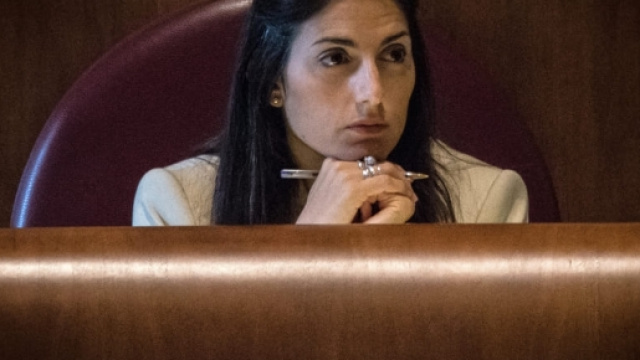 Campidoglio, incubo nomine: Raggi indagata