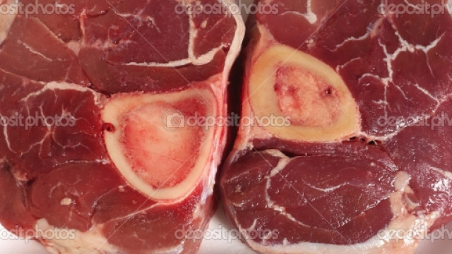 Forma dell'ossobuco fresco nel banco del frigo