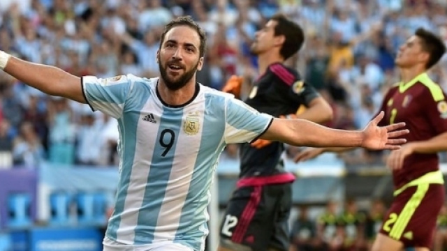 In attesa di Napoli-Juventus i tifosi partenopei organizzano una singolare protesta contro Higuain.