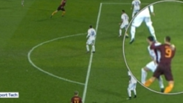 Roma-Cagliari, Dzeko 'abbraccia' Murru in occasione del gol: tutto regolare?