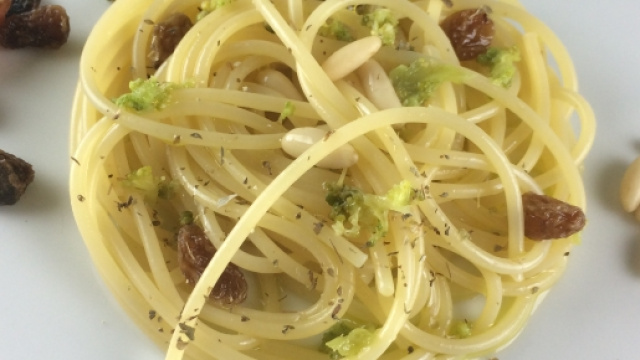 SPAGHETTI BROCCOLI, PINOLI E UVA PASSA