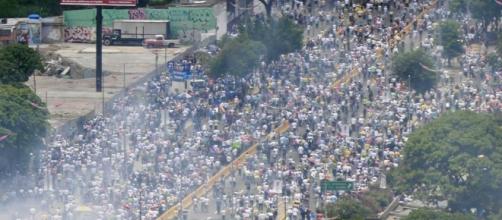 Policía reprime marcha opositora en Caracas | El Nuevo Herald - elnuevoherald.com