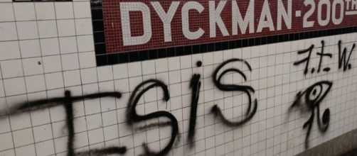 Il graffito inneggiante all'Isis nella metropolitana di New York (foto New York post)