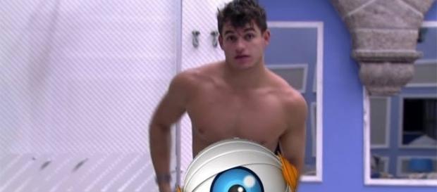 Brother mostra demais ao trocar de roupa. (foto: reprodução TV Globo) Brother mostra demais ao trocar de roupa. (foto: reprodução TV Globo)