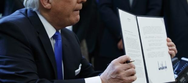 donald trump firma contrato imigratorio donald trump firma contrato imigratorio