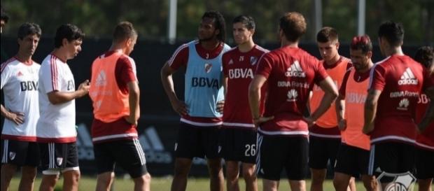 Gallardo dirige la práctica en Orlando. El plantel terminó la primera etapa en EEUU y regresa a Argentina Gallardo dirige la práctica en Orlando. El plantel terminó la primera etapa en EEUU y regresa a Argentina