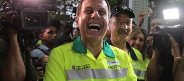João Doria se vestiu de gari no seu primeiro dia de trabalho como prefeito da cidade de São Paulo João Doria se vestiu de gari no seu primeiro dia de trabalho como prefeito da cidade de São Paulo