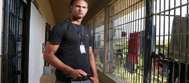 O jogador passa o dia exercendo os serviços delegados a ele, além disso, cuida de sua cela e de outras colegas. O jogador passa o dia exercendo os serviços delegados a ele, além disso, cuida de sua cela e de outras colegas.