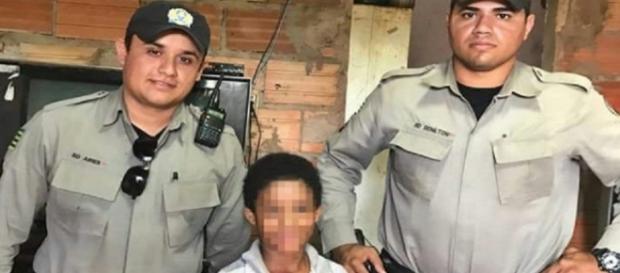 Policiais em Goiás ajudam criança que buscava materiais escolares no lixo Policiais em Goiás ajudam criança que buscava materiais escolares no lixo