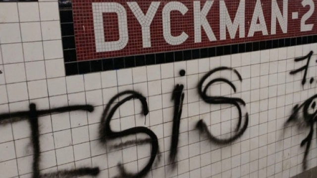 Il graffito inneggiante all'Isis nella metropolitana di New York (foto New York post)