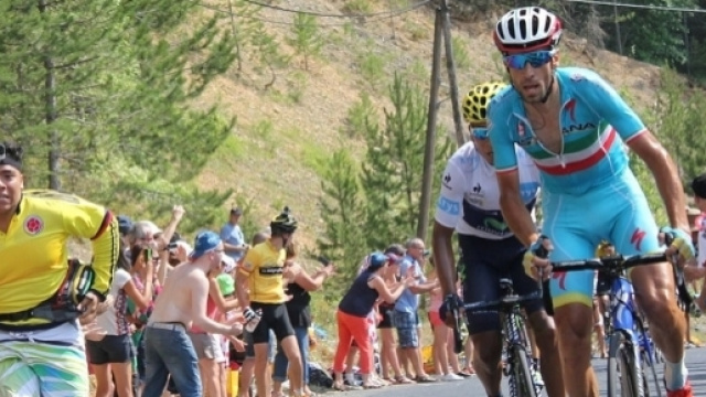 Vincenzo Nibali inseguito da Quintana