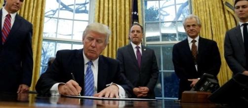 Donald Trump firma más decretos y quita a EE.UU. del acuerdo de libre - clarin.com