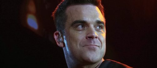 Robbie Williams, labbro rotto durante un duello con il portatile.